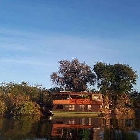 Kubu Queen Houseboat Hotel Shakawe Buitenkant foto