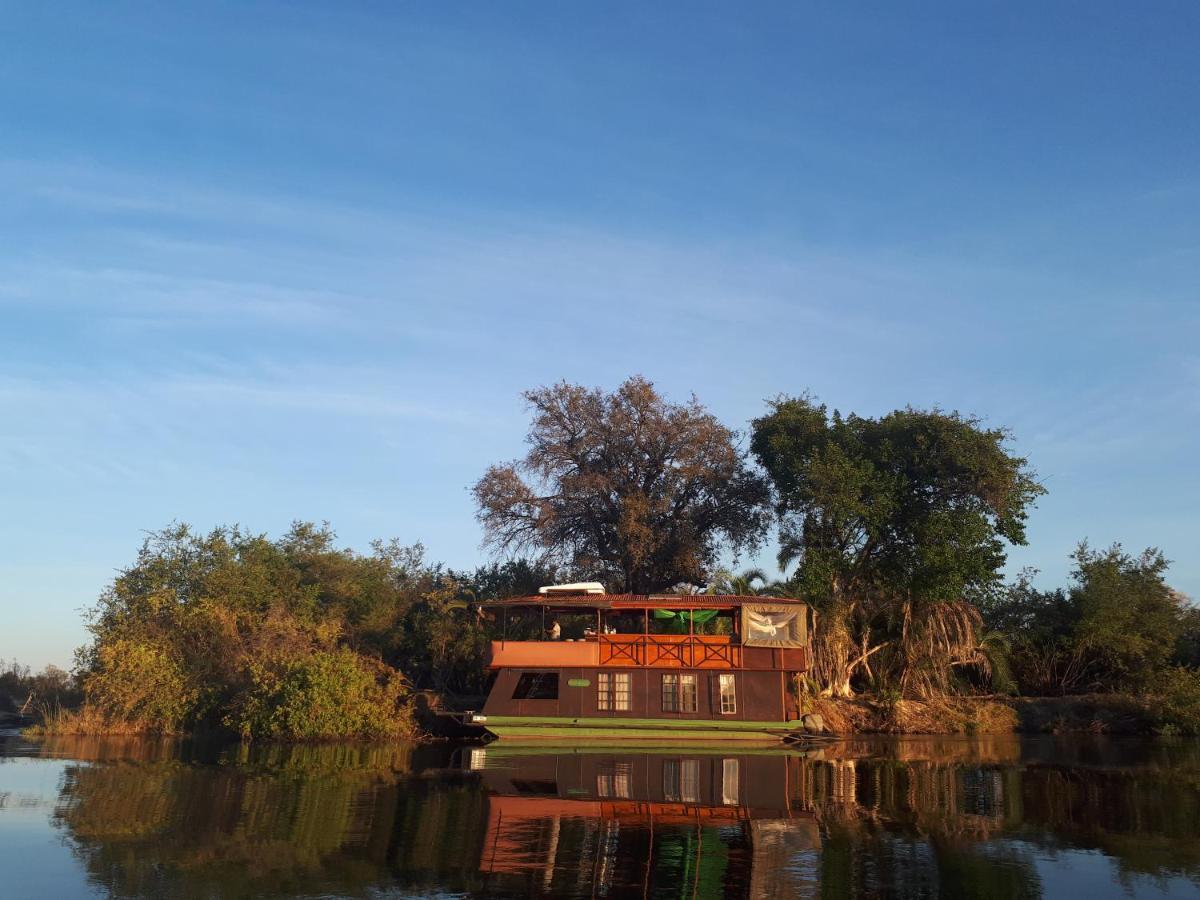 Kubu Queen Houseboat Hotel Shakawe Buitenkant foto